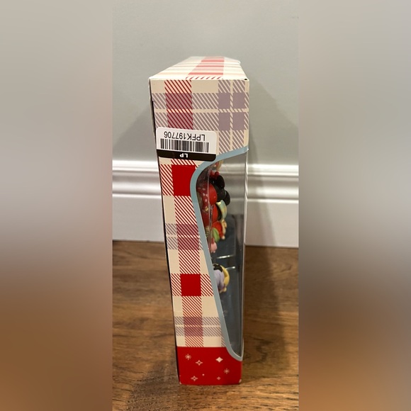 Tsum Tsum Disney100 Retro Reimagined Holiday Pack 18 Figures with Accessories - Picture 6 of 8